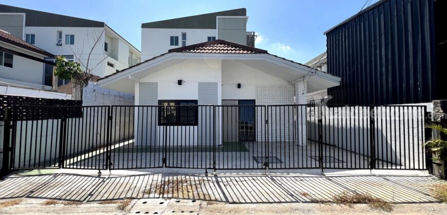 ขายบ้านรามคำแหง 148 บ้านริมสวน รีโนเวทใหม่ ใกล้ถนนรามคำแหง 600 เมตร บ้านชั้นเดียว ขนาด 32 ตารางวา