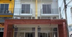 ให้เช่าตึก ราคาถูกเพียง 13,000 บ/ด 2คูหาทะลุติดกัน ห้องมุม ทำเลดี อยู่ตรงคลองหกใกล้บิ๊กซี ซอย เบญจทรัพย์ โทร 0814664597