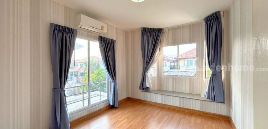 บ้านเดี่ยว ชวนชื่น กรีนบาวด์ กรุงเทพ-ปทุมธานี เมืองปทุมธานี (ขนาด 63 ตร.ว.) ตั้งอยู่ภายในโครงการ Flora Ville Golf & Country Club สนามกอล์ฟระดับ Exclusive