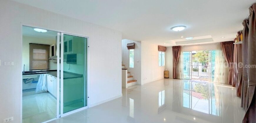 บ้านเดี่ยว ชวนชื่น กรีนบาวด์ กรุงเทพ-ปทุมธานี เมืองปทุมธานี (ขนาด 63 ตร.ว.) ตั้งอยู่ภายในโครงการ Flora Ville Golf & Country Club สนามกอล์ฟระดับ Exclusive