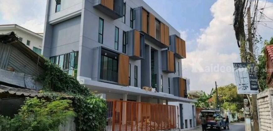 รหัสC6854 ให้เช่าโฮมออฟฟิศ 4 ชั้น ย่านถนนรัชดาภิเษก ซอยรัชดา32 ใกล้เสนานิคม ลาดพร้าววังหิน จอดรถได้ 5 คัน