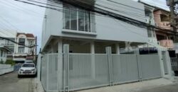 รหัสC6870 ให้เช่าบ้านเดี่ยว 2ชั้น หลังมุม ย่านสุทธิสาร ห้วยขวาง ใกล้ MRTสุทธิสาร เหมาะทำโอมออฟฟิศ