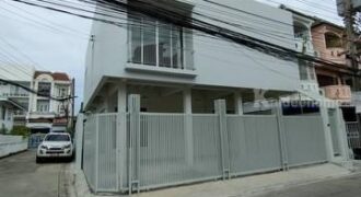 รหัสC6870 ให้เช่าบ้านเดี่ยว 2ชั้น หลังมุม ย่านสุทธิสาร ห้วยขวาง ใกล้ MRTสุทธิสาร เหมาะทำโอมออฟฟิศ