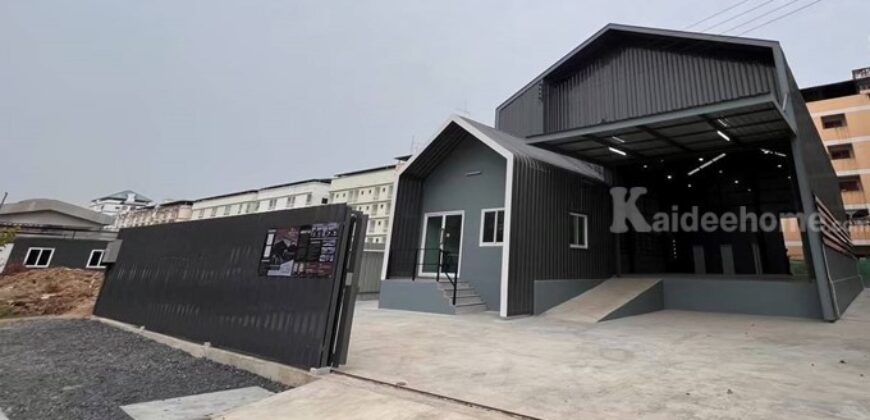 ให้เช่าโรงงาน/โกดัง สร้างใหม่ มีสำนักงาน ถ.พหลโยธิน ซ.นวนคร ปทุมธานี พื้นที่ 735 ตรม. โกดัง 345 ตรม. พื้นที่สีม่วง ไฟฟ้า 3 เฟส รถเทรลเลอร์เข้าได้