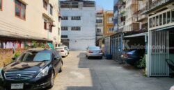 ขายตึกแถว ถนนเจริญนคร ตรงข้ามริเวอร์ไซต์ พลาซ่า โรงแรมอวานี่ ริเวอร์ไซต์ ปัจจุบันเป็นห้องเช่า เหมาะแก่การรีโนเวทเป็นอพาร์เม้นท์ เกสต์เฮ้าส์ หรือ Airbnb