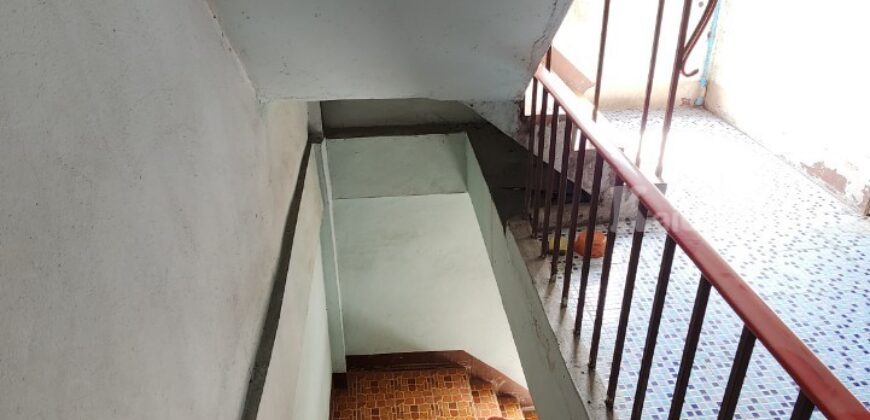 ขายตึกแถว ถนนเจริญนคร ตรงข้ามริเวอร์ไซต์ พลาซ่า โรงแรมอวานี่ ริเวอร์ไซต์ ปัจจุบันเป็นห้องเช่า เหมาะแก่การรีโนเวทเป็นอพาร์เม้นท์ เกสต์เฮ้าส์ หรือ Airbnb