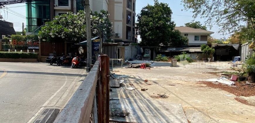 ขายที่ดินเปล่าถนนลาดพร้าว48 พื้นที่133ตรว. ขาย13.8 ล้านบาท ราคาถูกที่สุดในนั้นแล้ว ห่างจากถนนลาดพร้าวเพียง 300 เมตร ใกล้MRT ลาดพร้าว