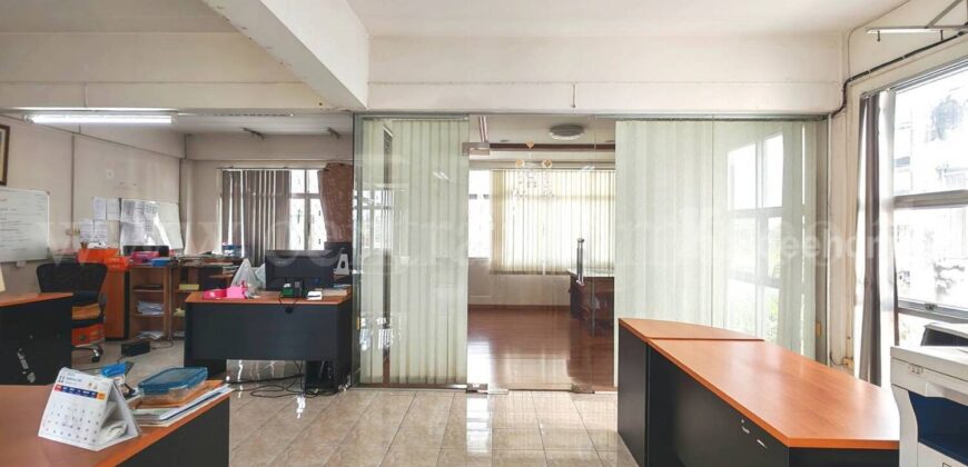 อาคารพาณิชย์ 4 ชั้นครึ่ง 2 คูหา ถนนพหลโยธิน (รังสิต – นวนคร) ใกล้ตลาดไท ถูกมาก