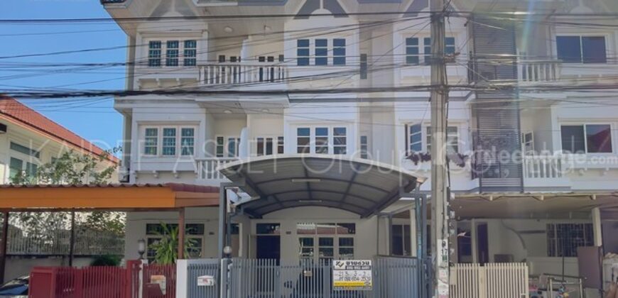 ทาวน์เฮ้าส์ ซอย นาคนิวาส 37 แยก 1-8 ถนน ลาดพร้าว 71 ขายถูก
