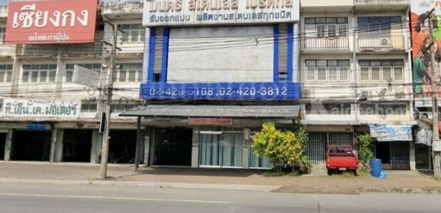 อาคารพาณิชย์ 3 ชั้นครึ่ง 3 คูหา ติดถนนเพชรเกษม ทำเลดี ราคาถูก