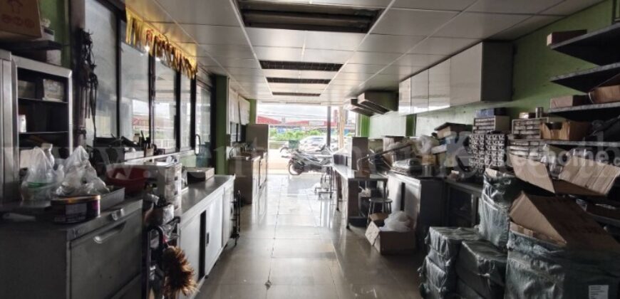 อาคารพาณิชย์ 3 ชั้นครึ่ง 3 คูหา ติดถนนเพชรเกษม ทำเลดี ราคาถูก