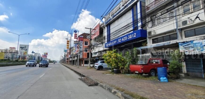 อาคารพาณิชย์ 3 ชั้นครึ่ง 3 คูหา ติดถนนเพชรเกษม ทำเลดี ราคาถูก