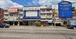 อาคารพาณิชย์ 3 ชั้นครึ่ง 3 คูหา ติดถนนเพชรเกษม ทำเลดี ราคาถูก