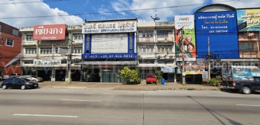 อาคารพาณิชย์ 3 ชั้นครึ่ง 3 คูหา ติดถนนเพชรเกษม ทำเลดี ราคาถูก