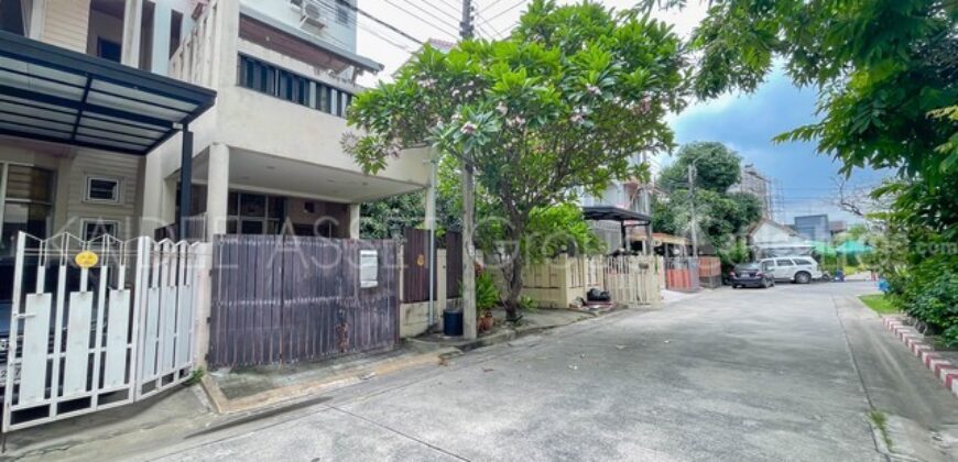 ทาวน์เฮ้าส์ บ้านริมสวน ดอนเมือง ประชาอุทิศ 12 หลังริม ขายถูก