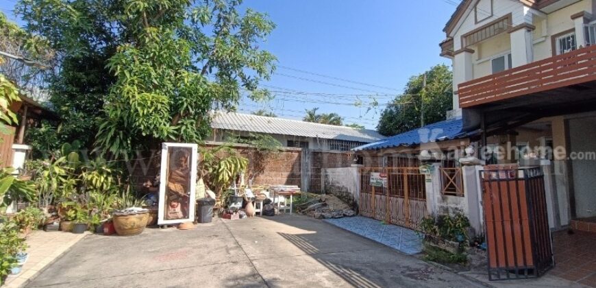 ทาวน์เฮ้าส์ บ้านกฤษณา ซอยร่มเกล้า 12 หลังริม ราคาถูก