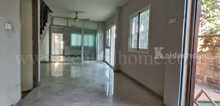 ทาวน์เฮ้าส์ บ้านกฤษณา ซอยร่มเกล้า 12 หลังริม ราคาถูก