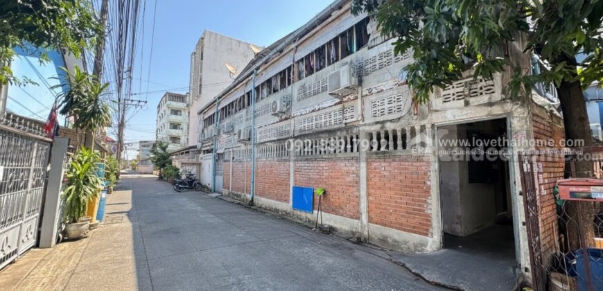 ขายที่ดิน ถนนลาดพร้าว80 ซอย22 พื้นที่ 100 ตารางวา พร้อมสิ่งปลูกสร้างบ้าน 2 ชั้น ขายเพียง 14 ล้านบาท ใกล้รถไฟฟ้าสายสีเหลือง สถานีลาดพร้าว71