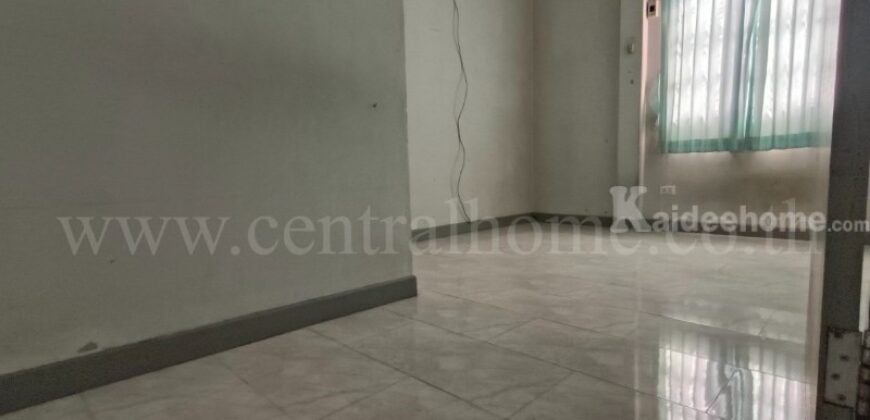 ทาวน์เฮ้าส์ บ้านกฤษณา ซอยร่มเกล้า 12 หลังริม ราคาถูก