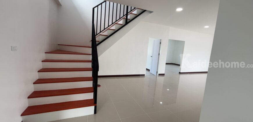 บ้านพร้อมที่ดินชลบุรี เนื้อที่ 567 ตารางวา บ้าน 2 ชั้น รีโนเวทใหม่พร้อมโกดังขนาดใหญ่