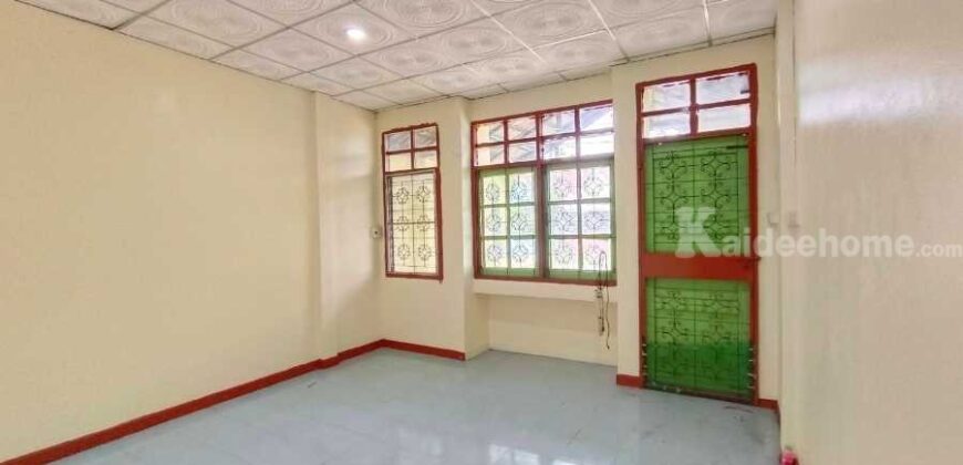 ขายถูกมาก!! ทาวน์เฮ้าส์ 2 ชั้น หมู่บ้านอยู่เจริญ เสมาฟ้าคราม (ขนาด 18 ตร.ว.) ลำลูกกาคลอง2 คูคต ปทุมธานี : Yu Charoen (Fah Kram) Lam Luk Ka Khlong 2