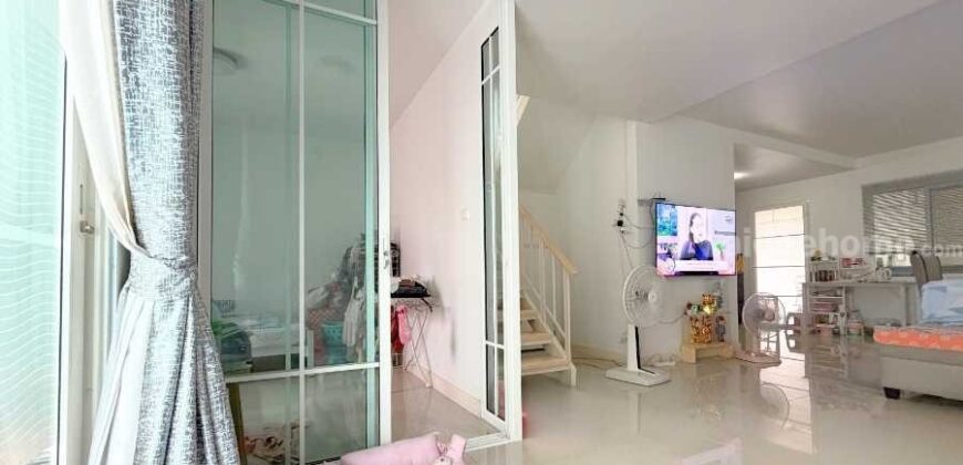 ขาย!! บ้านเดี่ยว เดอะ วิลเลจ คอทเทจ กาญจนาภิเษก-ราชพฤกษ์ (ขนาด 53 ตรว.) ไทรน้อย นนทบุรี ใกล้เซ็นทรัล เวสต์เกต และรถไฟฟ้าสายสีม่วง : The Village Cottage Kanjanapisek-Ratchapruek