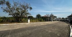ที่ดินเปล่า ถมแล้ว 106.7 ตร.วา หมู่บ้าน การ์เด้นลากูน่า – ฉะเชิงเทรา ถนนเมน ติดทะเลสาบ