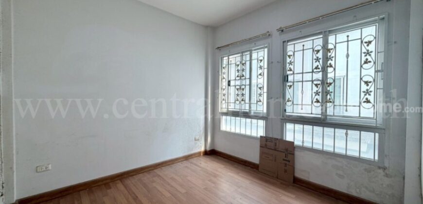 ทาวน์เฮ้าส์ 3 ชั้น บ้านกลางเมือง ลูเซิร์น สุขุมวิท ถูกที่สุดในโครงการ