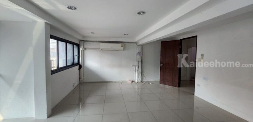 รหัสC7072 ให้เช่าทาวน์โฮม 3ชั้น ทำเลใจกลางเมืองย่านสุขุมวิท26 ใกล้ BTS เหมาะทำโฮมออฟฟิศ