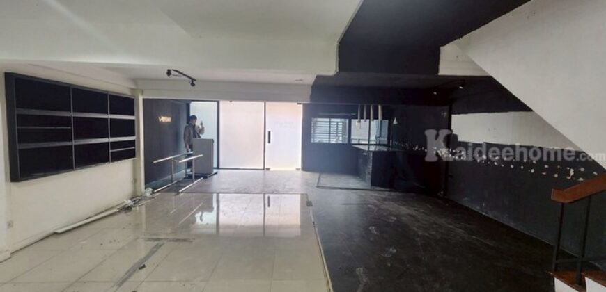 รหัสC7072 ให้เช่าทาวน์โฮม 3ชั้น ทำเลใจกลางเมืองย่านสุขุมวิท26 ใกล้ BTS เหมาะทำโฮมออฟฟิศ