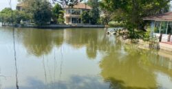 ที่ดินเปล่า ถมแล้ว 106.7 ตร.วา หมู่บ้าน การ์เด้นลากูน่า – ฉะเชิงเทรา ถนนเมน ติดทะเลสาบ