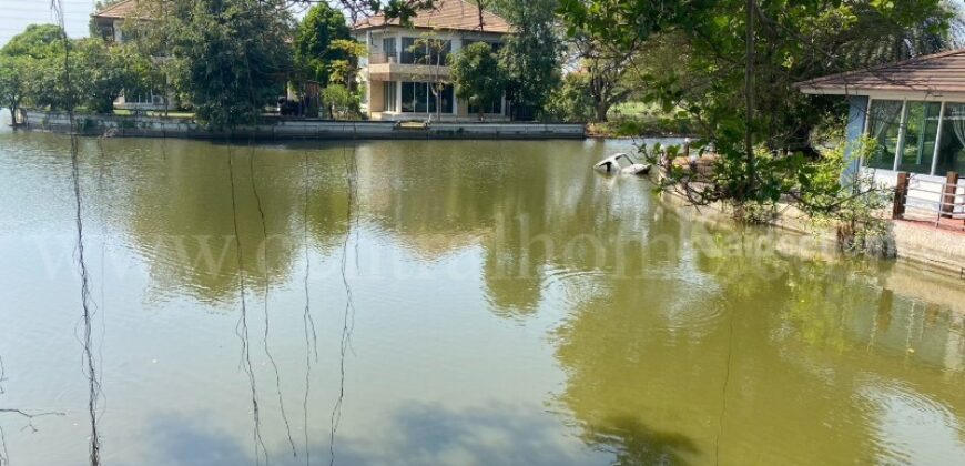 ที่ดินเปล่า ถมแล้ว 106.7 ตร.วา หมู่บ้าน การ์เด้นลากูน่า – ฉะเชิงเทรา ถนนเมน ติดทะเลสาบ