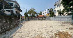 ขายที่ดิน ประชาอุทิศ90 แยก1-5 ซอยชุมชนคลองเก้าห้อง พื้นที่ 53.5 ตรว. ติดถนน 2 ด้าน แปลงมุม ขายเพียง 2.5 ล้านบาทเท่านั้น ใกล้ตลาดประชาอุทิศ90