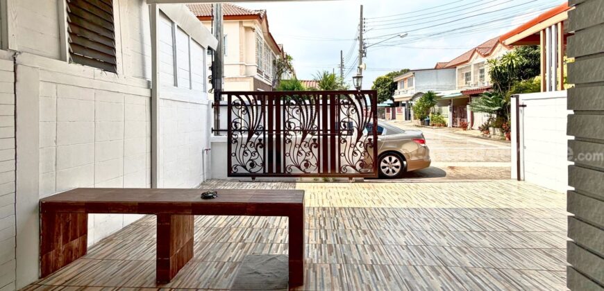 ขายทาวน์เฮ้าส์ สินทวี เทียนทะเล รีโนเวทใหม่ 24 ตารางวา ราคาถูกที่สุด