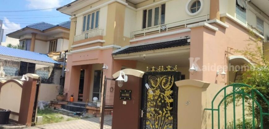 ให้เช่าบ้านเดี่ยว ม.ลัดดารมย์ ถ.รัตนาธิเบศร์ – ราชพฤกษ์ 3 นอน พร้อมอยู่ มีแอร์และเฟอร์ ใกล้ MRT บางรักน้อย–ท่าอิฐ, รร.เด่นหล้า