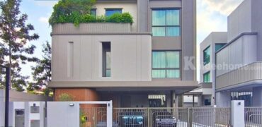 ขาย/ให้เช่า บ้านเดี่ยว 3 ชั้น แกรนด์ บางกอก บูเลอวาร์ด ดอนเมือง-แจ้งวัฒนะ (ขนาด 76 ตร.ว.) ระดับ Luxury เป็นบ้านตัวอย่างตกแต่งพร้อมเข้าอยู่ ติดถนนศรีสมาน ใกล้ทางด่วนอุดรรัถยา ปากเกร็ด นนทบุรี : Grand Bangkok Boulevard Donmueang-Chaengwattana