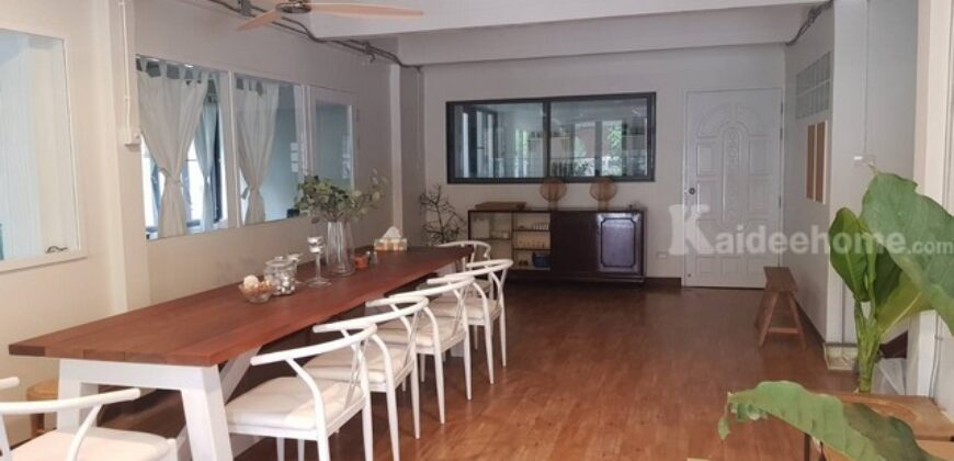 รหัสC7102 ให้เช่าทาวน์เฮ้าส์ 2ชั้น รีโนเวทใหม่ ถนนสุขุมวิท เอกมัย22 เหมาะทำที่พักอาศัยและโฮมออฟฟฟิศ