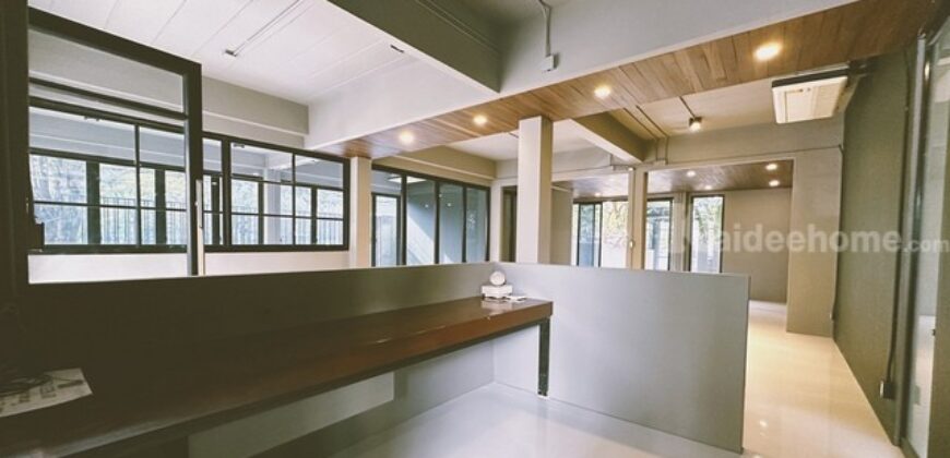 รหัสC7109 ให้เช่าอาคารสำนักงาน 2 หลังในพื้นที่เดียวกัน รีโนเวทใหม่ ถนนรัชดาภิเษก 32 ตรงข้ามศาลอาญา