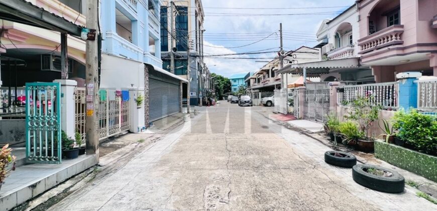 ทาวน์โฮม 3 ชั้น ลภาวัน1 บางบัวทอง(หลังธนาคารกสิกร)ติดถนนบางกรวย-ไทรน้อย ใกล้เซ็นทรัล