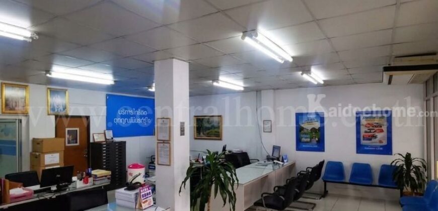 อาคารพาณิชย์ 4.5 ชั้น ติดถนนลาดพร้าว หน้าซอยลาดพร้าว 72 ขายพร้อมผู้เช่าระยะยาว