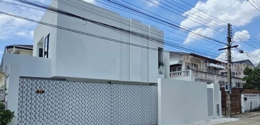 รหัสC7192 ขายบ้านเดี่ยว 2ชั้น ย่านนลาดพร้าวโชคชัย 4 บ้านรีโนเวทใหม่ Modern Private โดดเด่นไม่เหมือนใคร