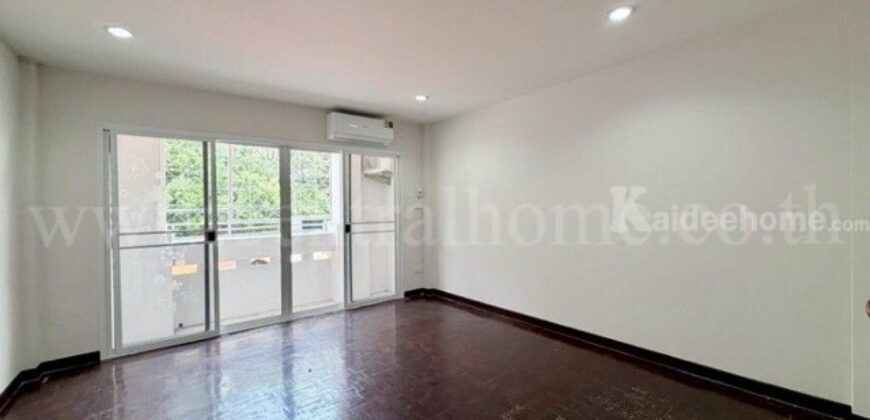 ทาวน์เฮ้าส์ 3 ชั้น รีโนเวทพร้อมอยู่ ซอยเรวดี 12 ทำเลศักยภาพ ราคาถูกที่สุด