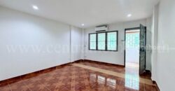 ทาวน์เฮ้าส์ 3 ชั้น รีโนเวทพร้อมอยู่ ซอยเรวดี 12 ทำเลศักยภาพ ราคาถูกที่สุด