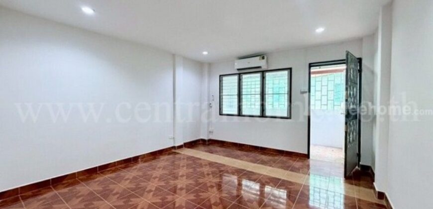 ทาวน์เฮ้าส์ 3 ชั้น รีโนเวทพร้อมอยู่ ซอยเรวดี 12 ทำเลศักยภาพ ราคาถูกที่สุด