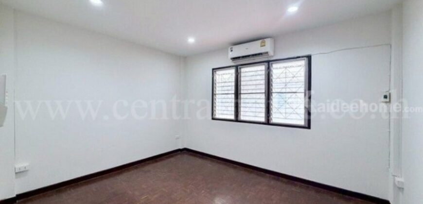 ทาวน์เฮ้าส์ 3 ชั้น รีโนเวทพร้อมอยู่ ซอยเรวดี 12 ทำเลศักยภาพ ราคาถูกที่สุด