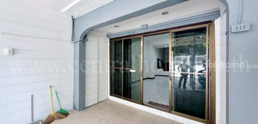 ทาวน์เฮ้าส์ 3 ชั้น รีโนเวทพร้อมอยู่ ซอยเรวดี 12 ทำเลศักยภาพ ราคาถูกที่สุด