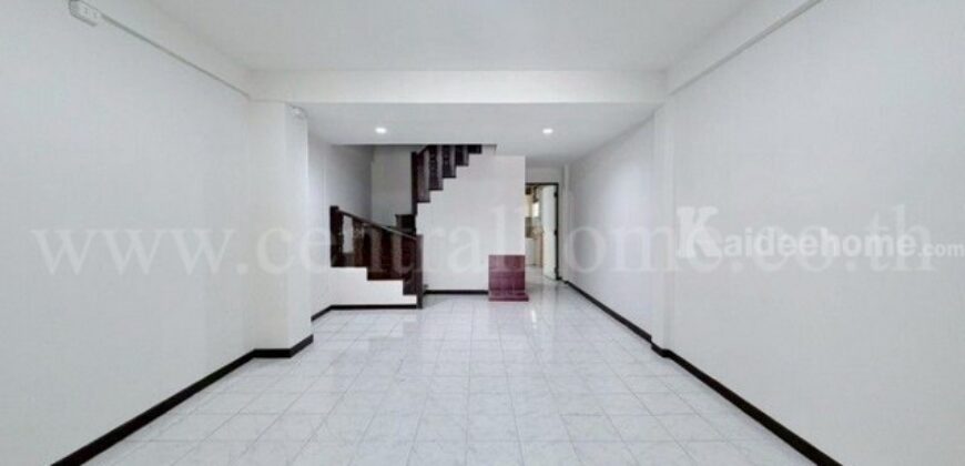 ทาวน์เฮ้าส์ 3 ชั้น รีโนเวทพร้อมอยู่ ซอยเรวดี 12 ทำเลศักยภาพ ราคาถูกที่สุด