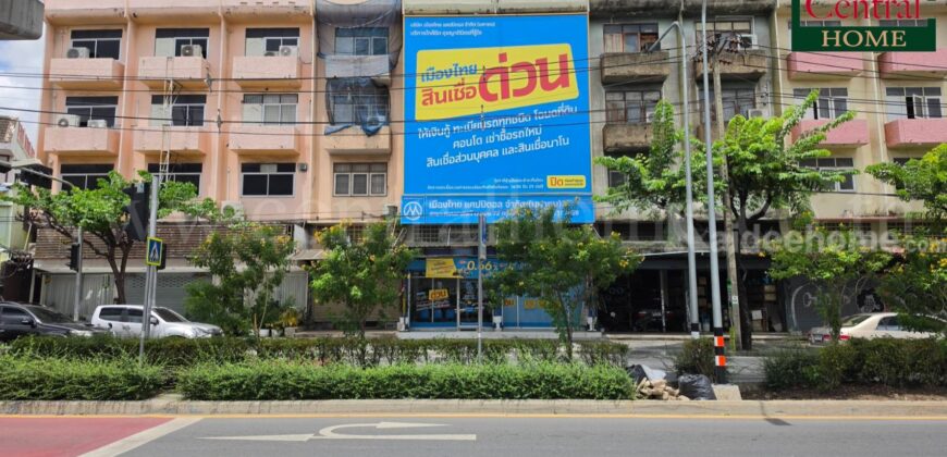 อาคารพาณิชย์ 4.5 ชั้น ติดถนนลาดพร้าว หน้าซอยลาดพร้าว 72 ขายพร้อมผู้เช่าระยะยาว