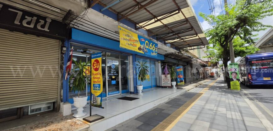 อาคารพาณิชย์ 4.5 ชั้น ติดถนนลาดพร้าว หน้าซอยลาดพร้าว 72 ขายพร้อมผู้เช่าระยะยาว