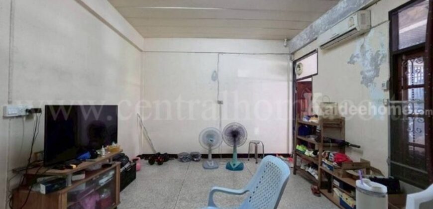 ทาวน์เฮ้าส์ 2 ชั้น 21.2 ตร.วา ซอยวิภาวดีรังสิต 37 แยก 2 บ้านตามสภาพ ทำเลดี ราคาถูก